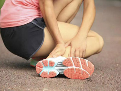 如何處理膝關節扭傷？ 膝關節扭傷的康復訓練