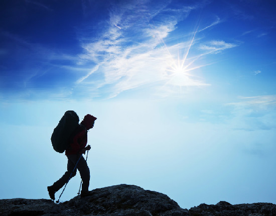 老人常登山易患上關節炎