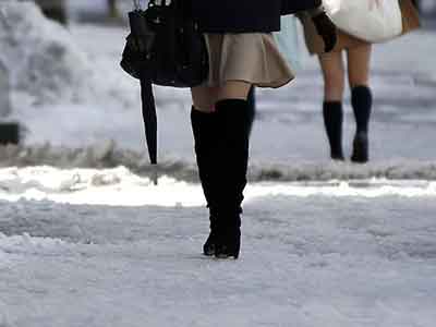 愛美女生冬天短裙配絲襪 “凍”出風濕性關節炎