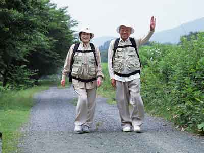 老人爬山易患關節炎不妨游泳騎車