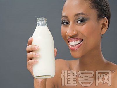 女士常喝牛奶有助減緩關節炎