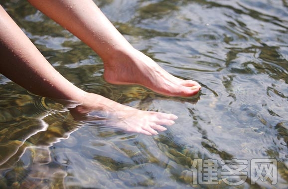 夏季用冷水洗腳易患關節炎