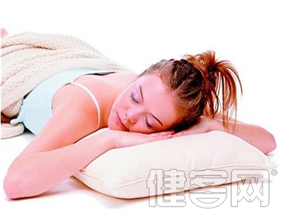 睡覺靠著牆壁很容易誘發關節炎 女性需要警惕