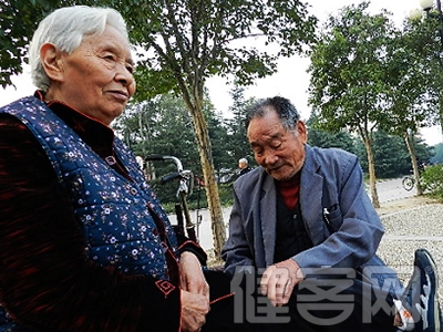 類風濕關節炎受氣候環境影響 逢陰雨天疼痛加重