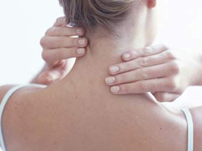 頸椎病的早期症狀以頸、肩、背疼痛為主 
