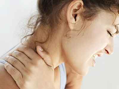 頸椎病通常有哪些症狀 一條熱毛巾就能防治頸椎病
