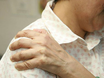 中老年女性肩周炎發病率高 小動作預防肩周炎發病