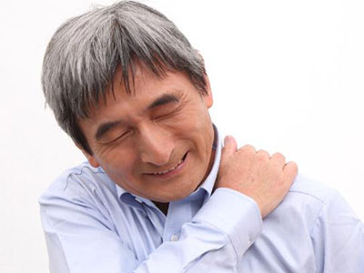 中老年人常受肩周炎困擾怎麼辦 肩周炎的治療原則分析