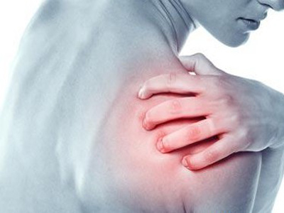 4個小動作最適合肩周炎，有事沒事多“捏”骨有效預防肩周炎