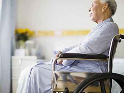 老人骨折後長期臥床危害大 預防骨折多補鈣