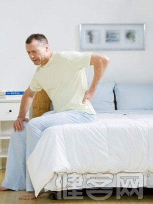 中老年人持續腰痛需小心椎體骨折