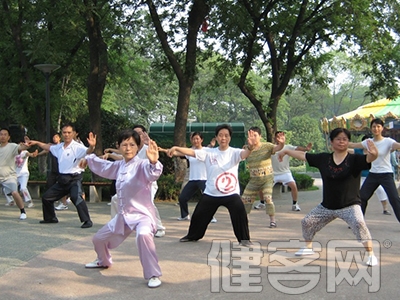 為何老年冬季易骨折？內外原因都有