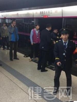 北京一女子被地鐵門夾死 身上多處骨折