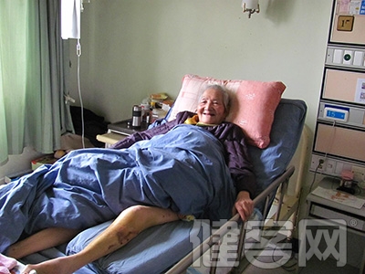 南京8旬老人被撞骨折住院 半夜打傷護工“逃跑”