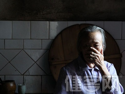 南京8旬老人被撞骨折住院 半夜打傷護工“逃跑”