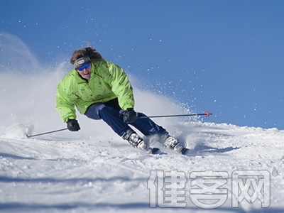 滑雪小心骨折 摔倒時先扔雪杖