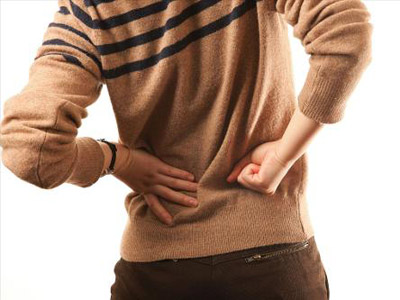 背部酸痛要當心，可能是由骨刺