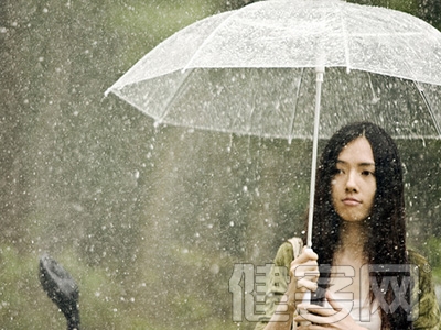 連續陰雨天 專家提示穿美裙別涼壞了膝蓋