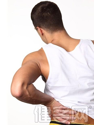 背部酸痛小心脊柱內有刺