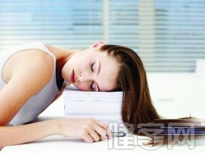 趴桌午睡易導致頸部骨質增生