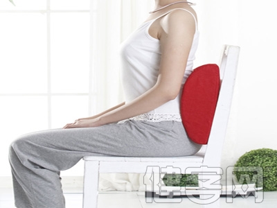 預防腰肌勞損可用椅子練腰