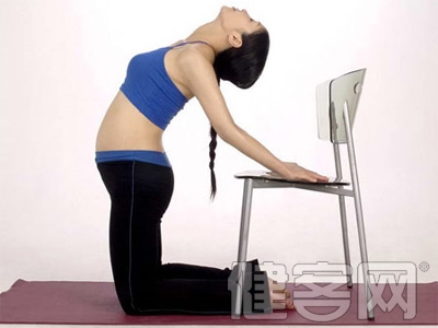 椅子練腰可預防腰肌勞損