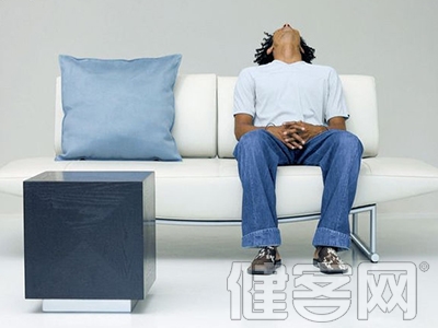 久臥軟沙發也會造成腰肌勞損 尤其老年人