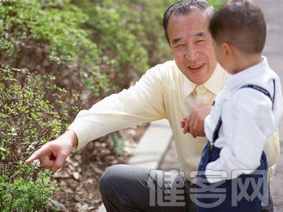 股骨頭骨骺骨軟骨病有哪些症狀？