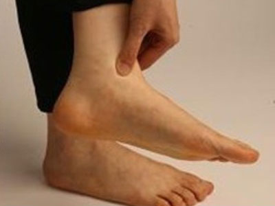 腳背疼是什麼原因導致的呢？