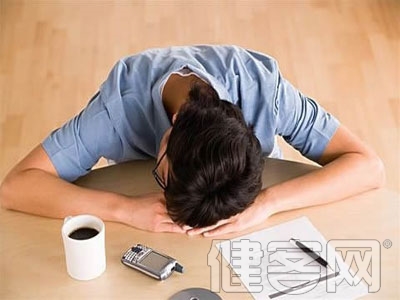 趴桌午睡可能引起頸椎病 怎樣保健？
