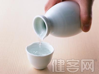 每天半斤白酒“泡酥”老漢股骨頭