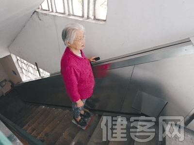 中老年人爬樓引發關節炎