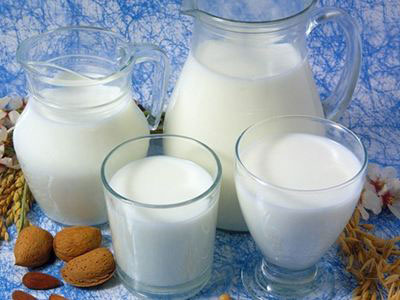 預防骨質疏松有秘訣，多喝牛奶多補鈣