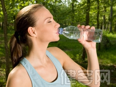 臥床骨折患者應該多喝水