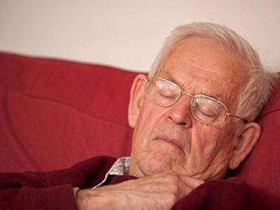 老人選個合適的枕頭緩解肩頸不適