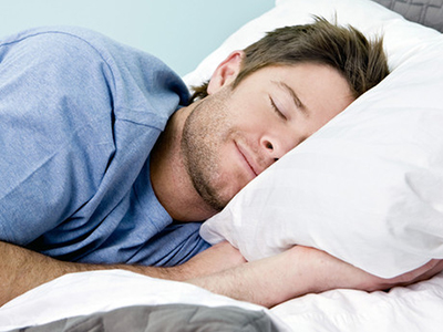 三種睡姿易致腰背痛 該如何解決