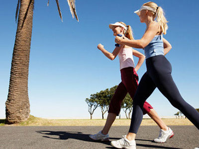 如何防治關節炎：緩步行走緩解關節疼痛