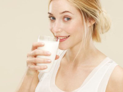 每天一杯奶幫女人預防關節炎