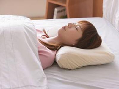 枕頭睡得低 可防頸椎病？
