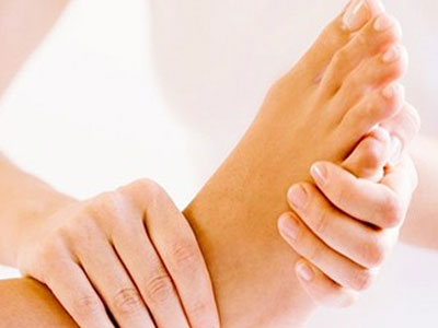 腳步疼痛要留心，扁平足如何治療？