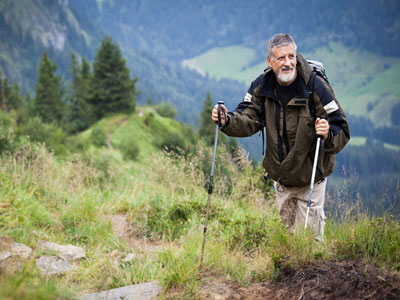 老年人預防膝關節疼痛應減少爬山