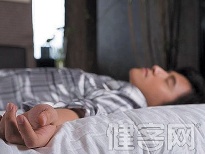 正確的睡姿可有效預防肩周炎