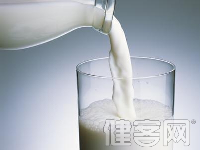 經常喝牛奶可以防治骨質疏松
