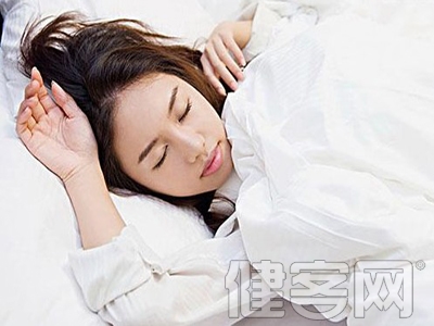 冬天天氣寒冷 睡覺時圍圍巾預防落枕