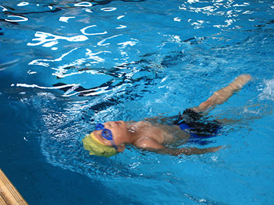 脊柱側凸游泳康復法或加重病情