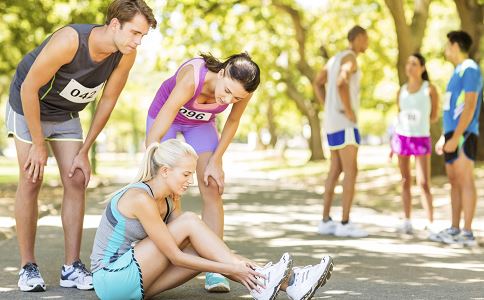 馬拉松比賽中的常見損傷有哪些 運動損傷後如何治療 怎麼防治運動損傷
